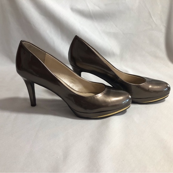 EUC Nine West “Acting Out” Metallic pump - Picture 5 of 8